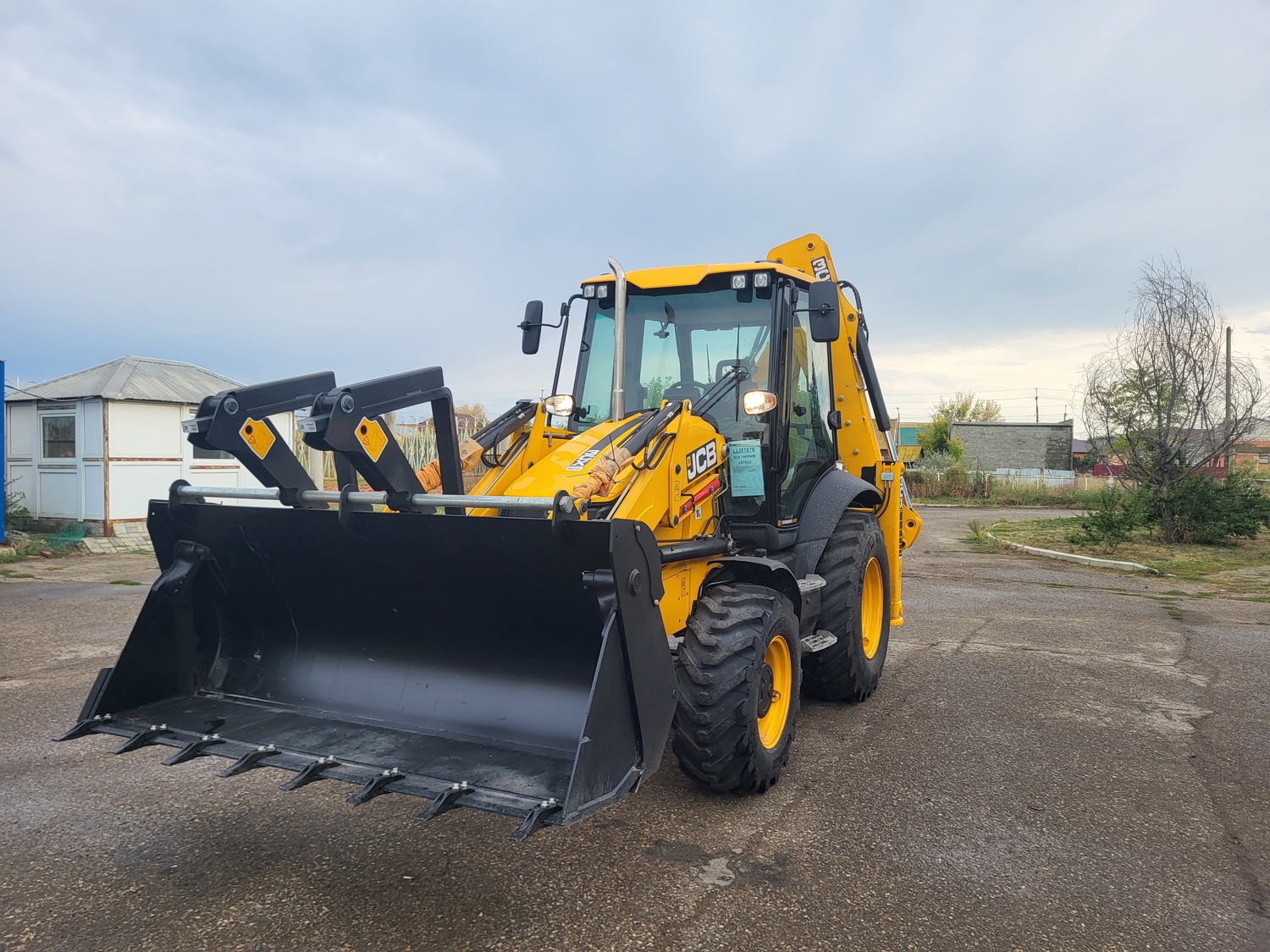 Экскаваторы-погрузчики с гидромолотом и гидробуром <br>